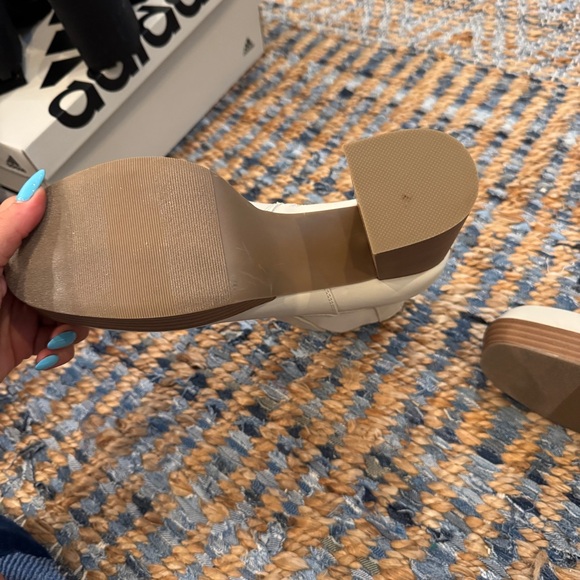 Elegant Cream Ankle Boots with Chunky Heel - Picture 4 of 7